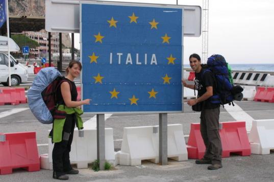 Italia fue uno de sus primeros destinos, en abril de 2007. Esta imagen fue publicada en un diario local que recogió la aventura de esta pareja. 