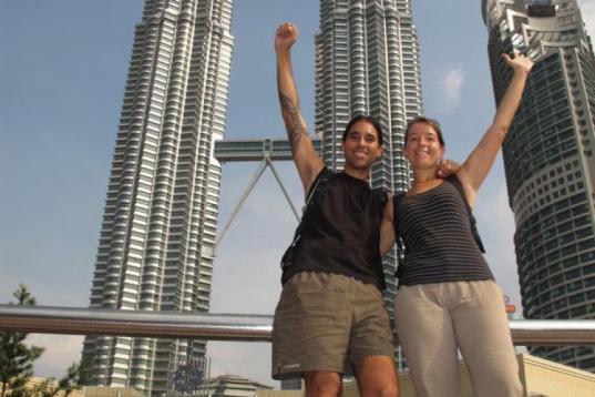 David y María visitaron las Torres Petronas, el 5º edificio más alto del mundo y símbolo de la ciudad de Kuala Lumpur, capital de Malasia. Era mayo de 2010