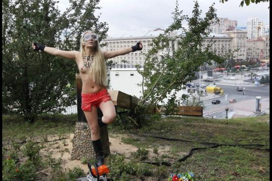 Una activista ucraniana del grupo feminista FEMEN protesta en el centro de Kiev (Ucrania), el 17 de agosto.