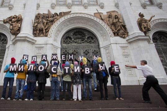 Tras esta una acción de apoyo a las tres integrantes del grupo punk ruso 'Pussy Riot', en la escalinata de la catedral de Cristo Salvador de Moscú, cuatro de los jóvenes que protestaban fueron detenidos, el 15 de agosto. 