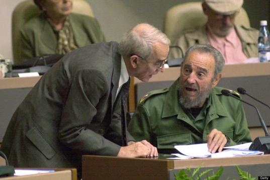 Aún como presidente de Cuba, Fidel Castroi asistió en 2004 al Parlamento de su país