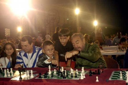 Castro juega ajedrez en la Plaza de la Revolución