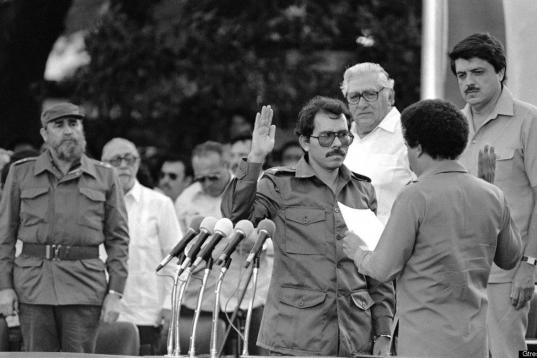 En la toma de posesión del presidente de Nicaragua en 1985