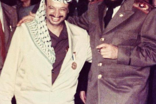 El líder palestino con Castro en una foto sin fecha