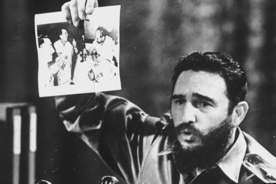 Fidel Castro presenta una imagen de los soldados bolivianos que emboscaron a Ernesto Che Guevara 
