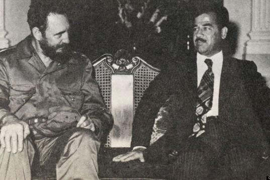 En una imagen sin fecha, Castro acompaña al exlíder iraquí Saddam Hussein