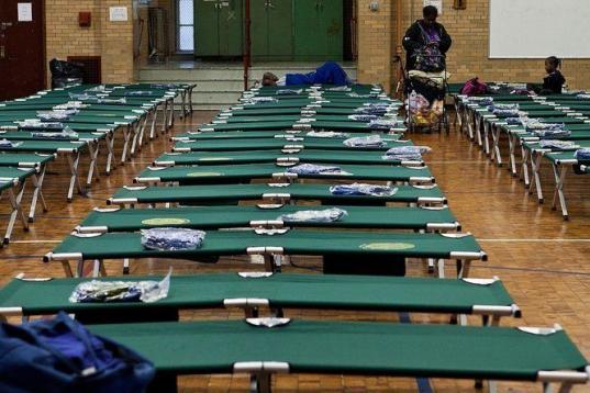 Las escuelas están cerradas y algunas, como la de Seward Park, sirven como centro de evacuación improvisado. El alcalde de Nueva York, Michael Bloomberg, ha ordenado la evacuación de 370.000 personas