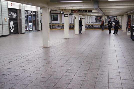 Dos agentes, en uno de los recorridos por el metro de Nueva York vacío.