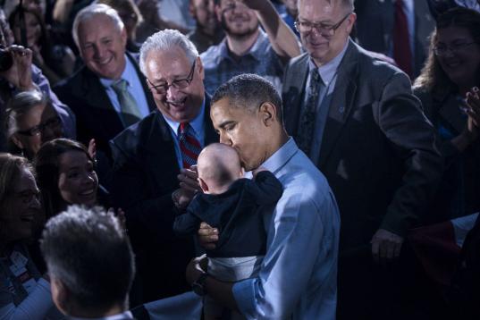 Obama besa un bebé en Atenas, Ohio