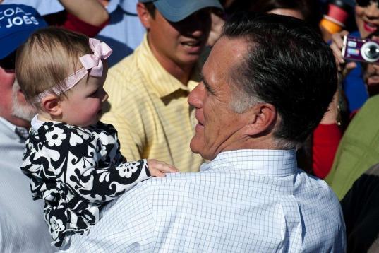 El candidato republicano abraza a una niña en Virginia