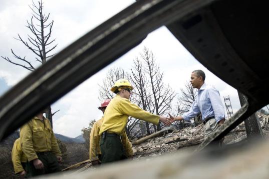 Obama, durante su visita a los incendios de Colorado.