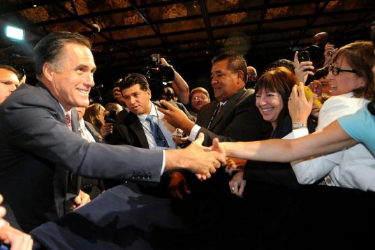 Romney saluda a los asistentes a un discurso en Florida.