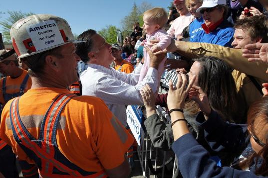 Todavía como uno de los contendientes de la nominación republicana, Mitt Romney ha saludado a la gente que acudió a uno de sus actos de campaña en Colorado.