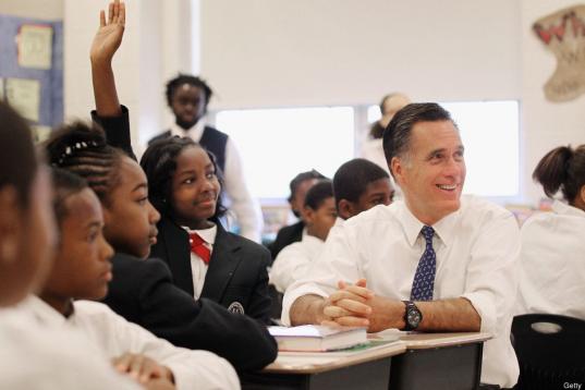 Mitt Romney visita una escuela en Philadelphia para anunciar su propuesta educativa.