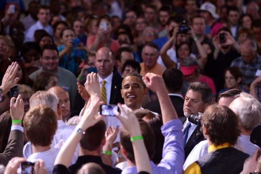 Obama promueve sus propuestas sobre el empleo con un grupo de simpatizantes en Des Moines, Iowa.