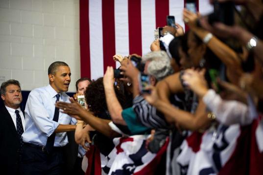 Barack Obama saluda a sus seguidores durante un acto de campaña en Canyon Springs High School en Las Vegas, Nevada