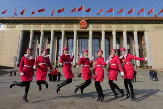Un grupo de azafatas brinca en la apertura del Congreso del Partido Comunista de China a las puertas del Palacio del Pueblo