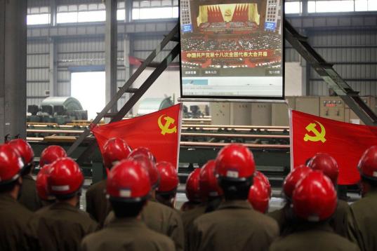 Un grupo de trabajadores mira en directo el Congreso  del Partido Comunista en una fábrica en Zhuji