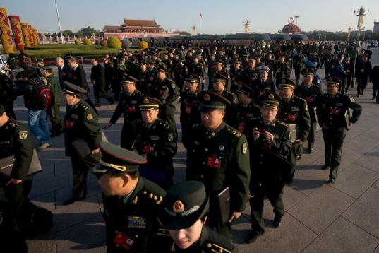Un grupo de delegados militares caminan en la Plaza de Tiananmen 