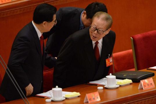 El presidente chino, Hu Jintao, al lado de su antecesor el expresidente Jiang Zemin