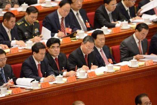El expresidente Jiang Zemin escucha el discurso del presidente Hu Jintao en el Congreso