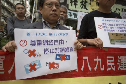 Activistas prodemocráticos muestran pancartas en los alrededores de la Delegación del Gobierno chino en Hong Kong