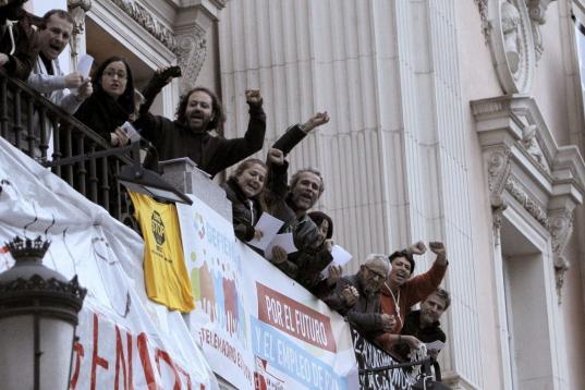 Una veintena de actores ha tomado desde las 22.15 horas de hoy, el Teatro Español y ha desplegado una pancarta desde la fachada que da a la plaza de Santa Ana en apoyo a la huelga general del 14N. El grupo de actores, entre los que se encuentra...