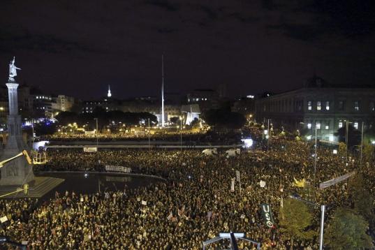 Gran número de personas en la plaza de Colón, donde ha finalizado la manifestación convocada por los sindicatos, que ha partido de la plaza de Cibeles de la capital. 