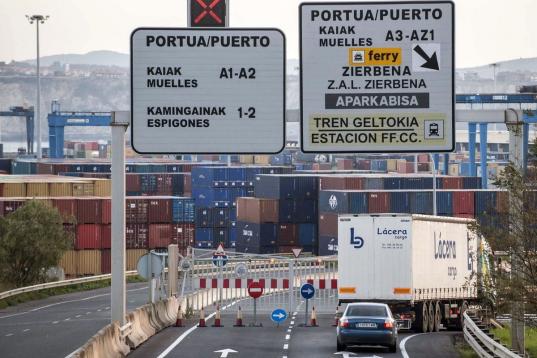 Varias de las entradas de mercancías del Puerto de Bilbao permanecen cerradas hoy durante la convocatoria de huelga general. 
