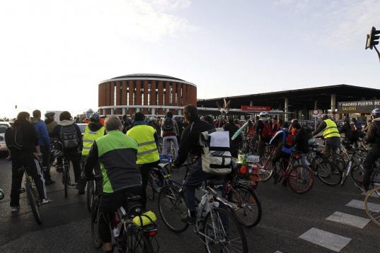 Un numeroso grupo de ciclistas frente a la estación de Atocha, en Madrid, durante la jornada de huelga general que vive hoy el país convocada por CCOO, UGT, USO, CGT y STES-Intersindical. 