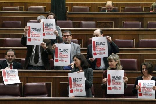 Una decena de diputados del PSOE se han levantado hoy de sus escaños durante la sesión plenaria que se celebra en el Congreso con carteles de UGT en favor de la huelga, que han retirado voluntariamente tras unos segundos y después de la inter...