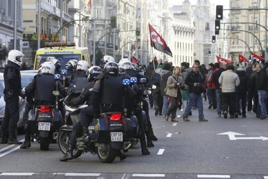 Agentes de Policía y piquetes informativos en la Gran Vía de Madrid.