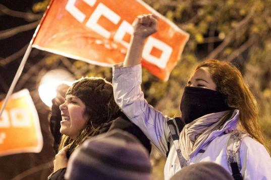 Dos mujeres protestan en Madrid.