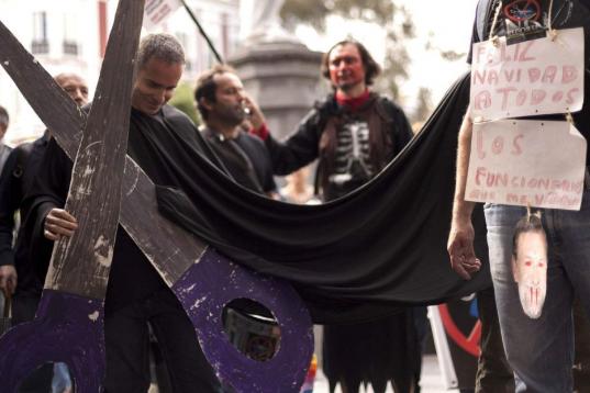 Un grupo de personas disfrazadas durante la manifestación convocada hoy en Las Palmas por la veintena de sindicatos que secundan en Canarias el llamamiento a la huelga general. 