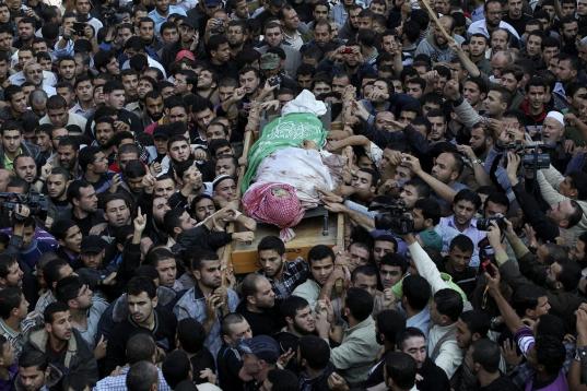 Miles de palestinos asistieron al entierro de Ahmed Yabari, comandante del brazo armado de Hamás en Gaza, las Brigadas de Ezedín Al Kasem, asesinado ayer por Israel en un ataque
