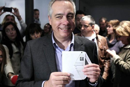 El candidato del PSC la presidencia a la Generalitat, Pere Navarro, ha votado en el Casal Cívic Vapor Passatge de Terrassa 