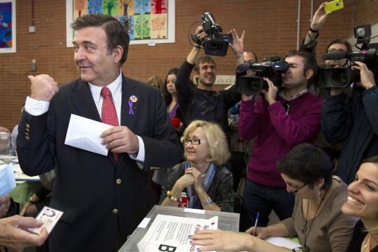 El candidato de Solidaritat (SI) a la presidencia de la Generalitat, Alfons López Tena, ha votado en el colegio Riera Sant Miquel, de Barcelona