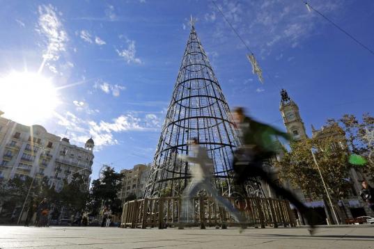 Esta estructura alcanza los 23 metros de altura. Está en la Plaza del Ayuntamiento de Valencia. El consistorio valenciano invertirá este año en luces para la decoración navideña de su plaza y las arterias de los alrededores un total de 72.0...