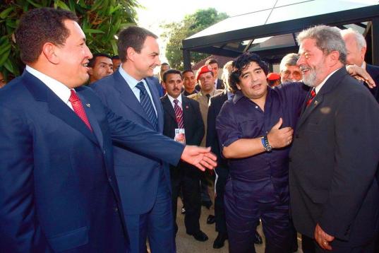 En 2005, con el expresidente brasileño, Luiz Inacio Lula da Silva; el expresidente español, José Luis Rodríguez Zapatero; el exfutbolista  argentino, Diego Armando Maradona
