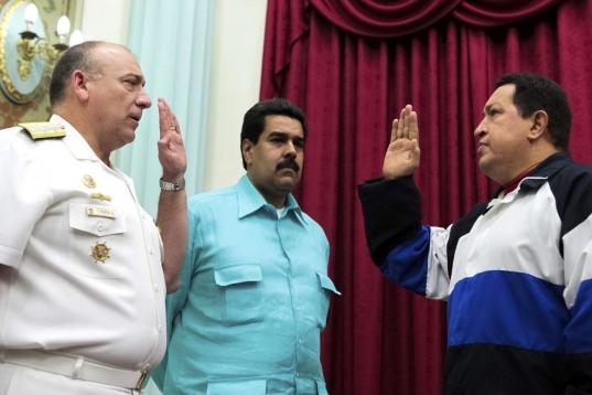 Hugo Chávez, durante el juramento del Almirante en Jefe, Diego Molero Bellavia, como nuevo Ministro del Poder Popular de la Defensa, en compañía del vicepresidente de la república y canciller, Nicolas Maduro 