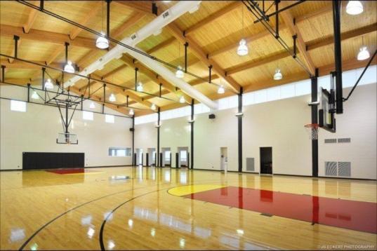 El mítico jugador de la NBA se hizo a su medida esta casa de 5.500 metros cuadrados. Nueve habitaciones, 15 salas de baño, una pista de tenis y una de baloncesto.