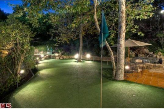  El actor intenta vender esta casa de 1.500 metros cuadrados desde hace varios años. Incluye ring de boxeo y campo de golf.
