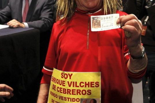 Enrique Vilches, de 80 años, disfrazado de payaso en homenaje al fallecido Miliki, es uno de los muchos asistentes hoy al Teatro Real de Madrid para presenciar el Sorteo Extraordinario de Navidad. EFE/J.J.Guillen