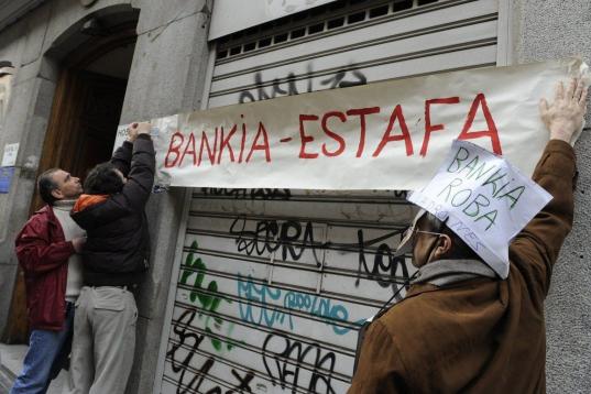 Afectados por preferentes de Bankia increpan a Rato a su llegada a la Audiencia Nacional