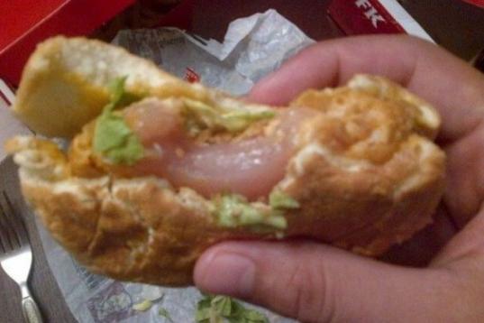 Ontario, Canadá. Un sandwich del Kentucky Fried Chicken ya mordido muestra un trozo de pollo demasiado crudo.