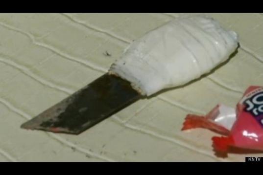 Amy Hu, una madre de California, se quedó horrorizada, al abrir una bolsa de caramelos, se encontró una cuchilla oxidada. 