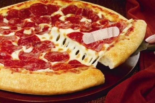 Un hombre de Nueva York demandó a Pizza Hut tras hallar una tirita sangrienta en su pizza. 