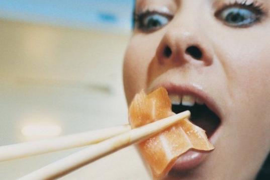 Una mujer de Nueva York demandó a un restaurante japonés tras probar la salsa del sushi y ver que aquello sabía más a semen que a picante. Guardó muestras en el congelador para probar sus quejas. 