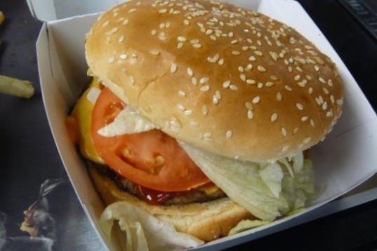 Angelina Cruz, de 22 años, demandó a Burger King en 2001 y pidió 9 millones de dólares tras pincharse con una jeringuilla al morder su hamburguesa. 