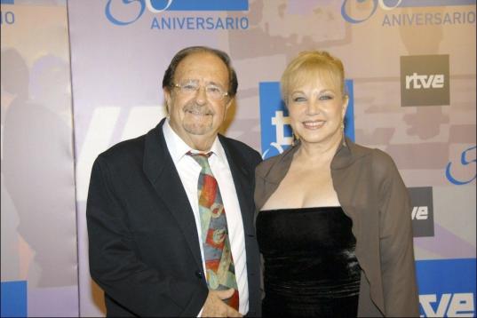 Con la cantante Karina, en 2006 en una gala por el 50º aniversario de TVE.